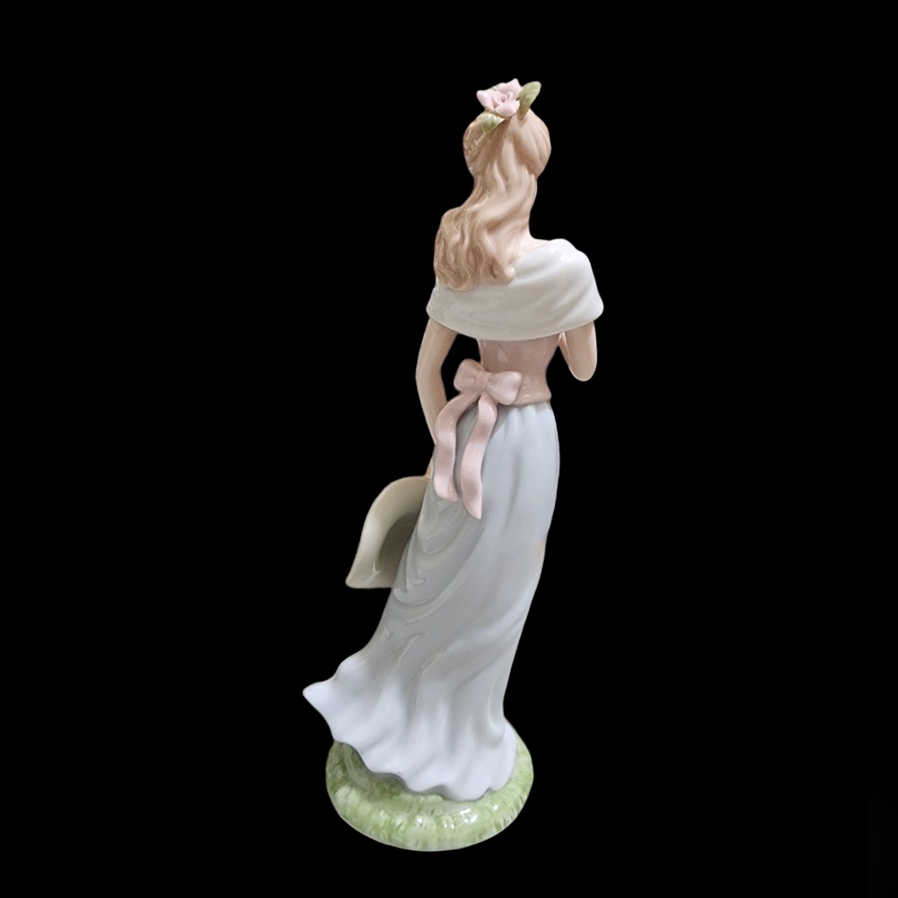 Vintage Avon 2002 porcelain lady figuring "moments & memories" - Picture 2 of 10